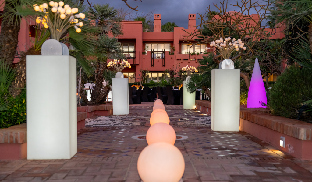 Verlichte ingang bij zonsondergang met planten en lichtjes in een hotel op Tenerife.