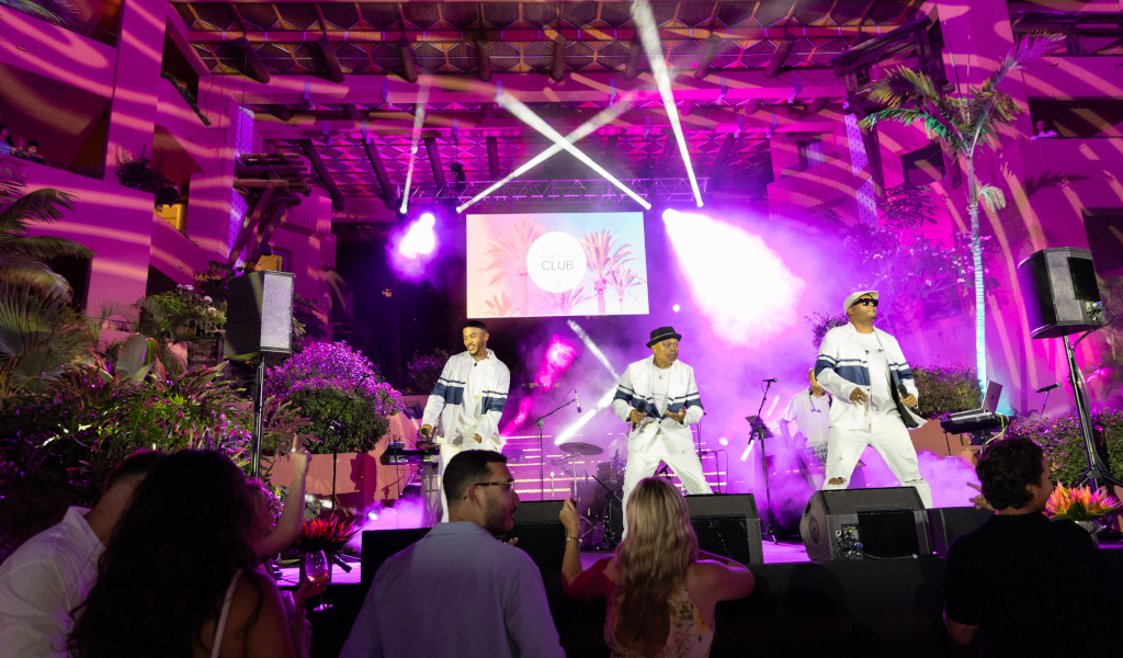 Muzikale uitvoering tijdens een nachtelijk evenement in een hotel op Tenerife.