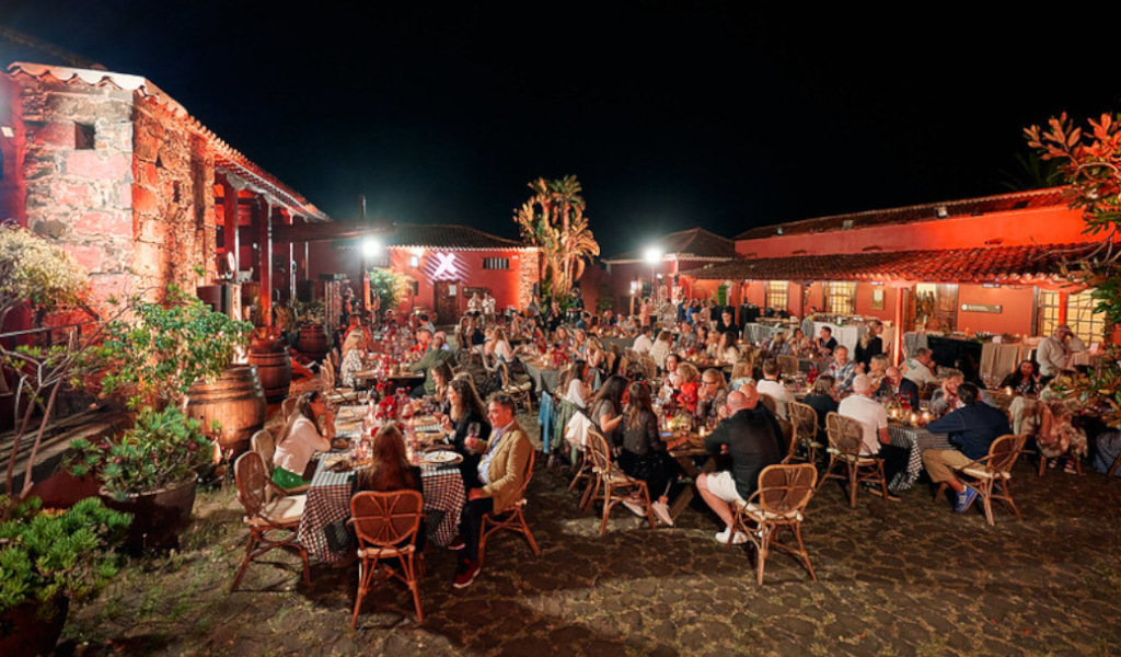Mensen die 's nachts buiten dineren bij een finca op Tenerife.