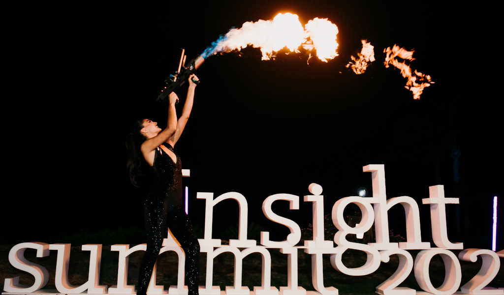 Vlammenwerper persoon naast Insight Summit 2021 brieven tijdens een nachtelijk evenement op Tenerife.