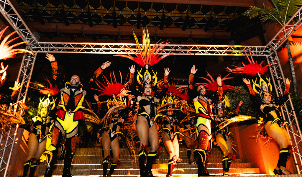 Mensen dansen op het carnaval op Tenerife in kleurrijke kostuums.