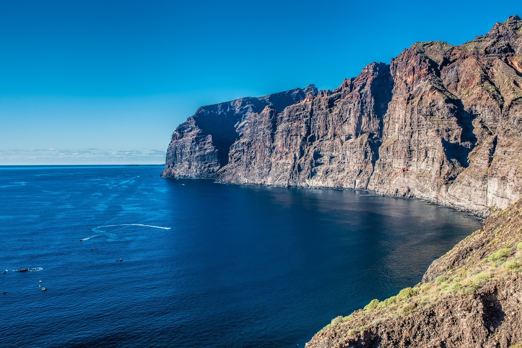 Los Gigantes-kliffen op Tenerife naast de blauwe oceaan.