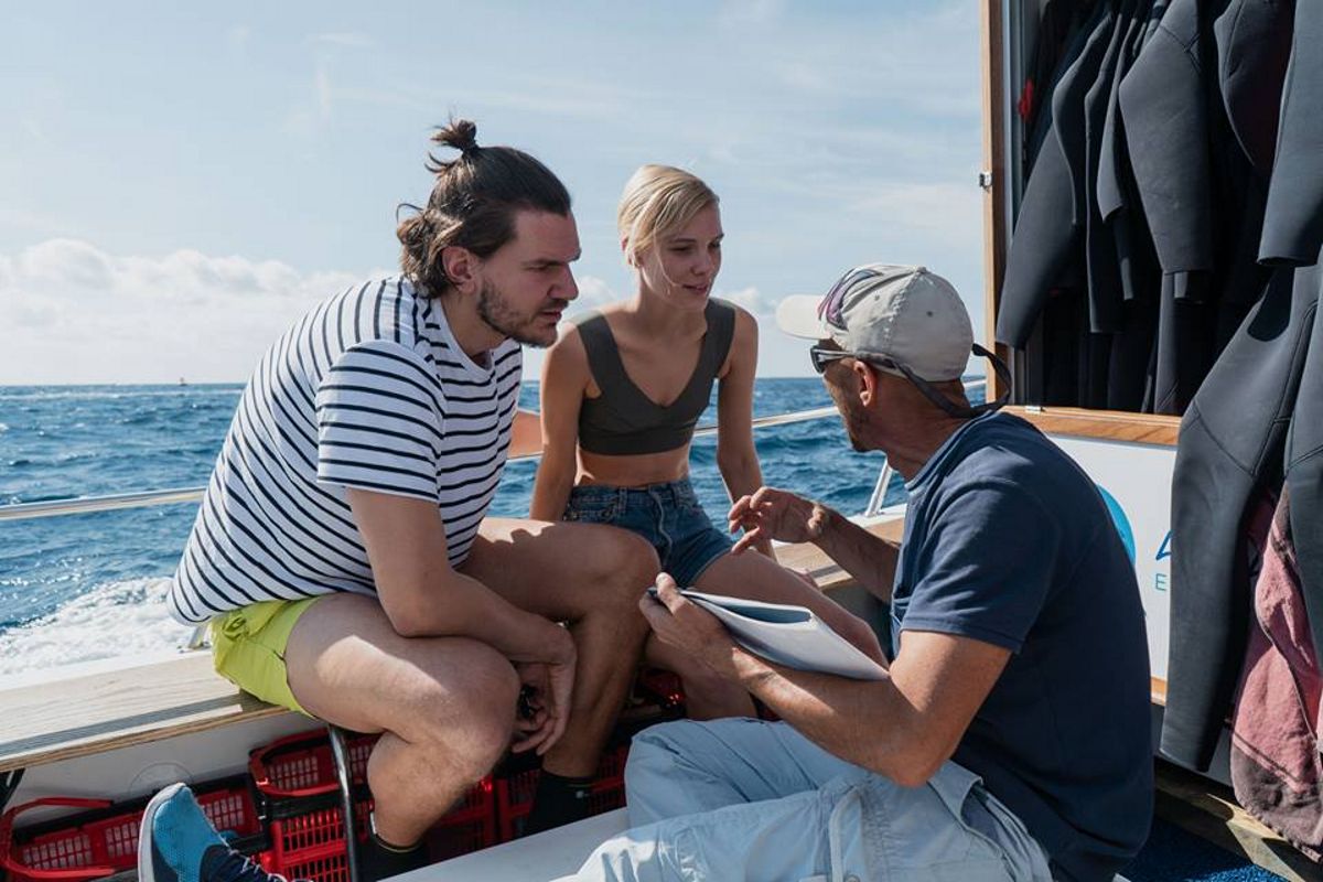 Mensen die praten op een boot, voor de kust van Tenerife.