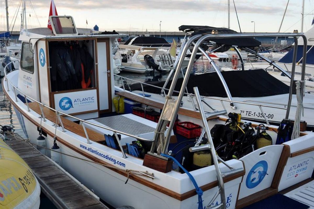 Duikboot met Atlantic Eco Diving-uitrusting in de haven van Tenerife.