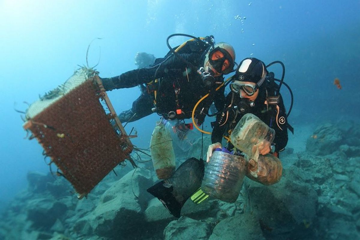 Duikers die afval van de zeebodem bij Tenerife verwijderen.