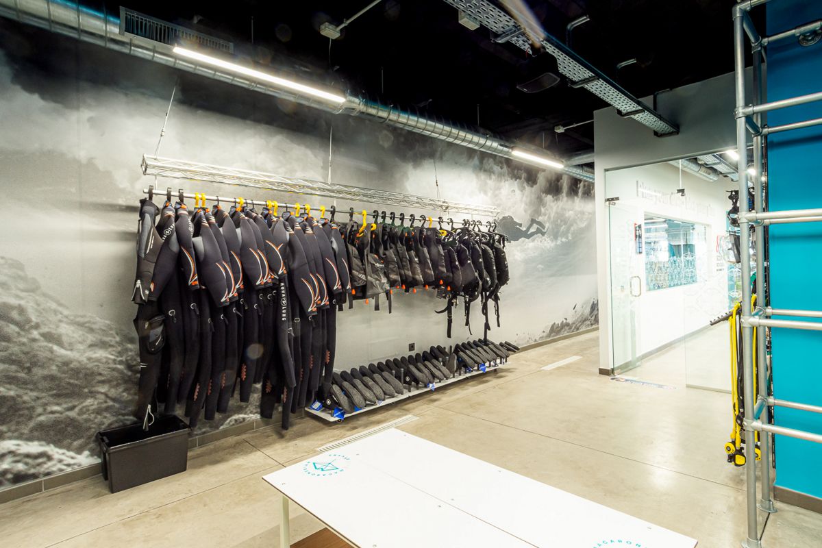 Wetsuits hingen in een duikwinkel op Tenerife.