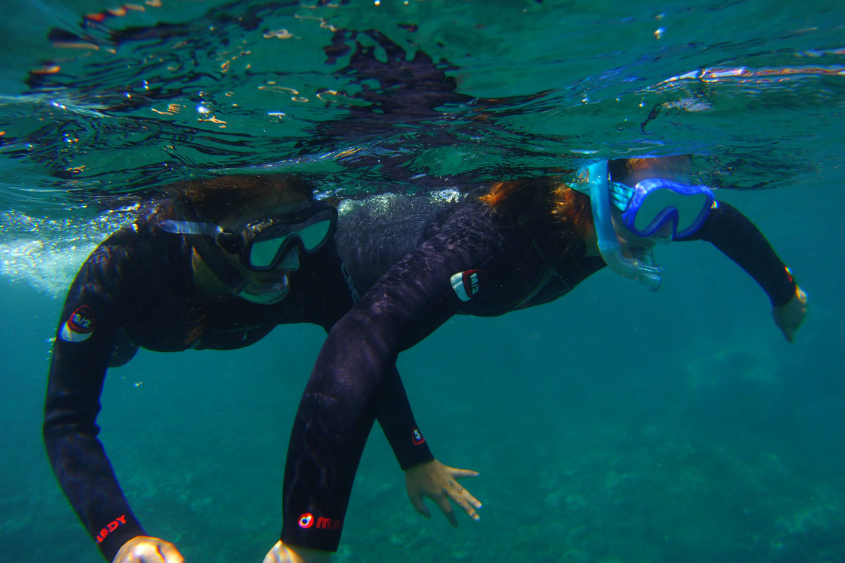Twee mensen die snorkelen in het water van Tenerife.