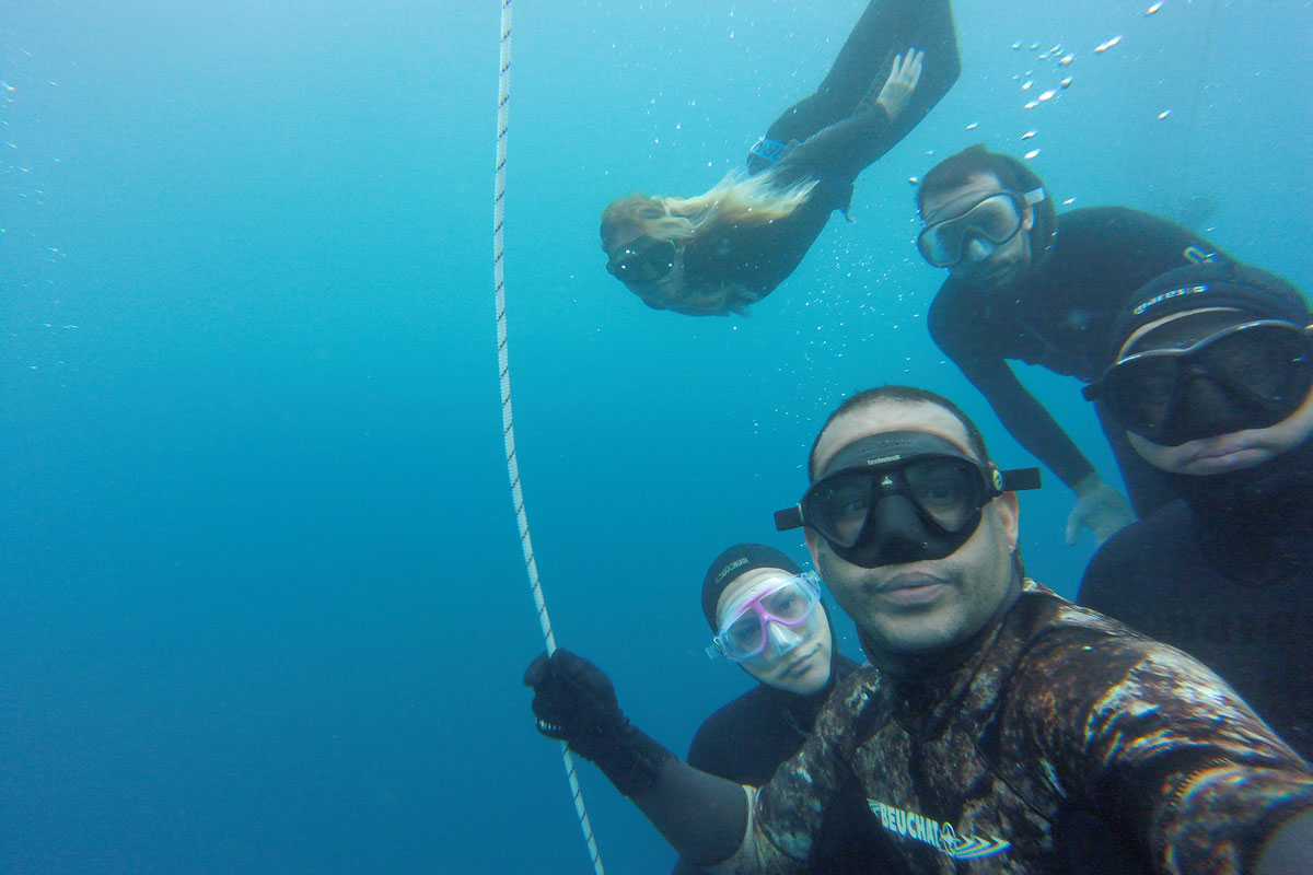 Mensen die met snorkeluitrusting duiken in het water van Tenerife.