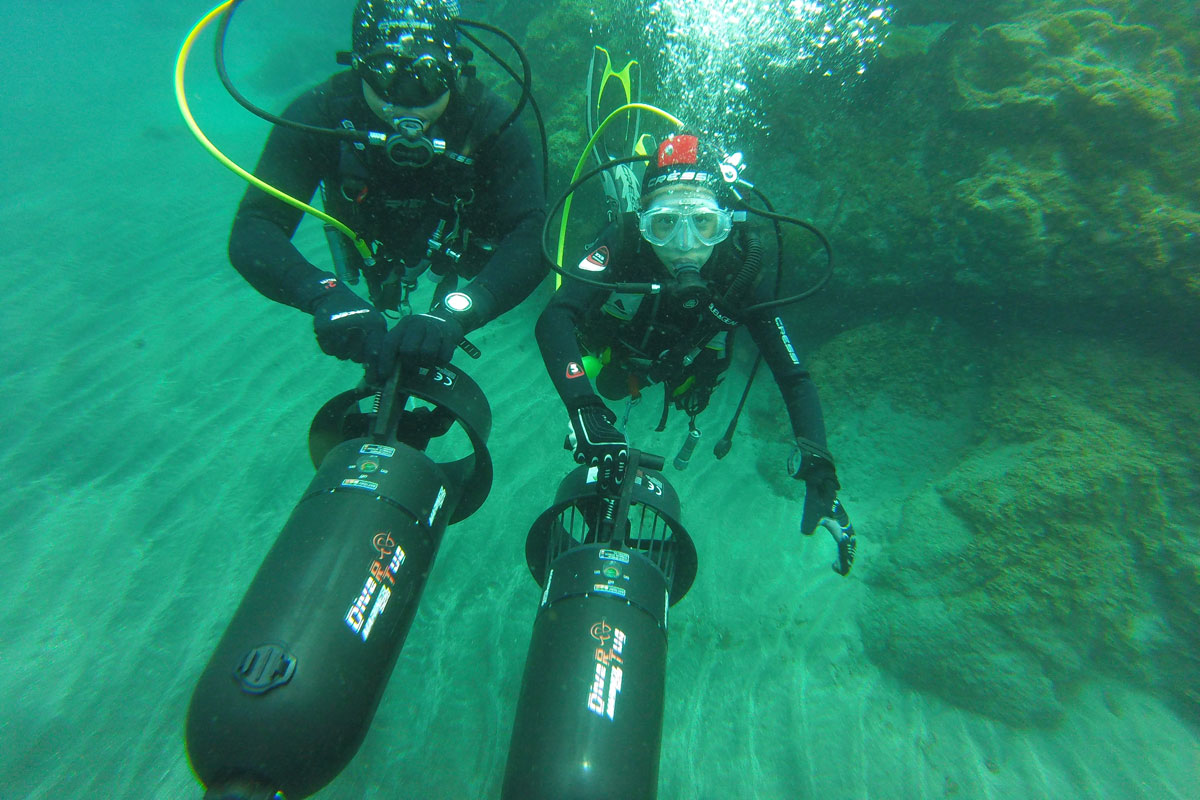 Duikers met voortstuwingsduikapparatuur in de wateren van Tenerife.