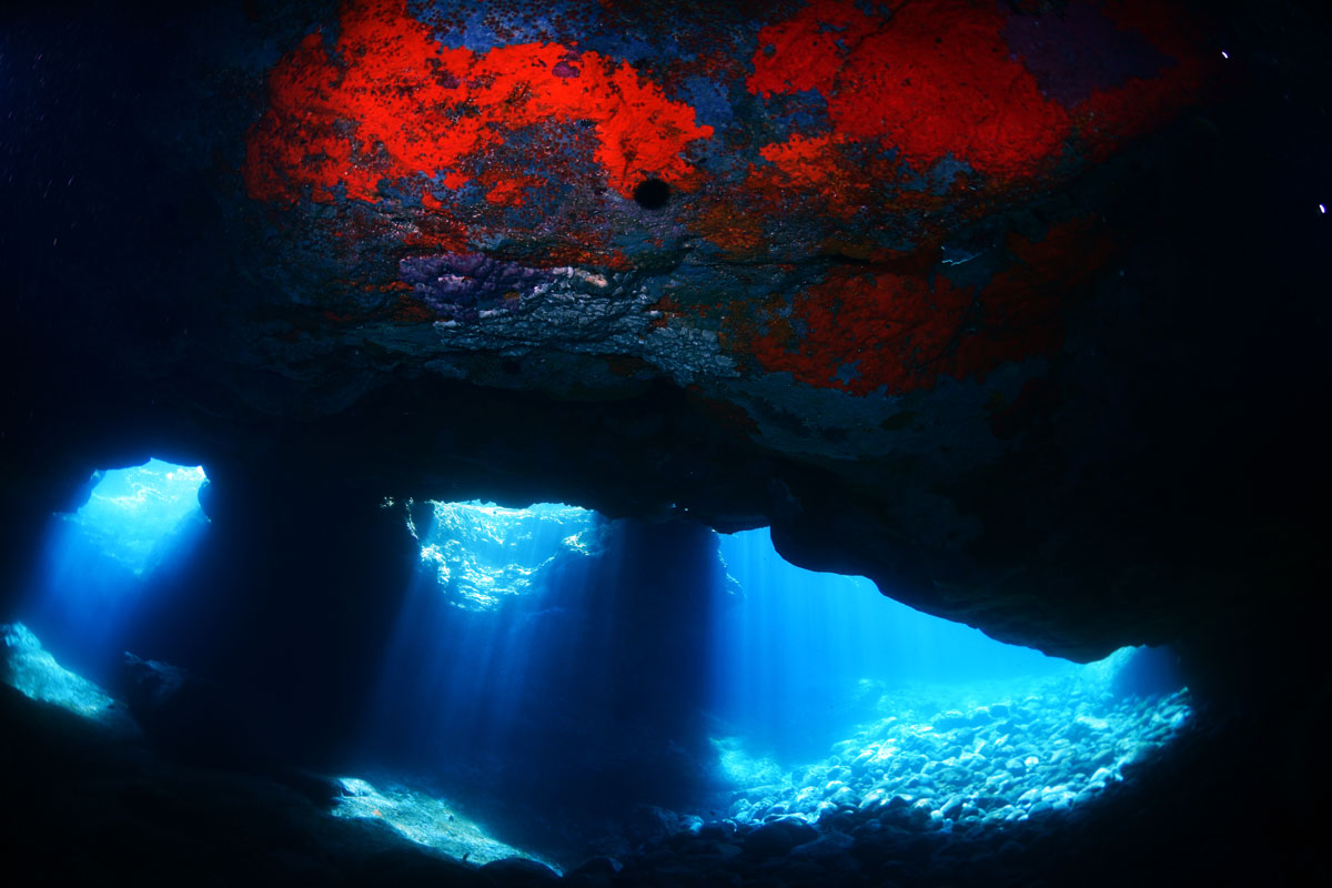 Onderwatergrot verlicht door zonlicht op Tenerife.