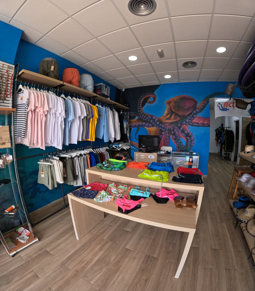 Kledingwinkel met t-shirts en broeken tentoongesteld op Tenerife.
