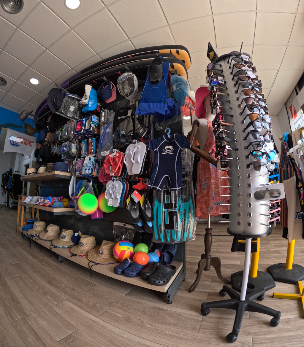 Shop op Tenerife met strandartikelen, vinnen, slippers, zonnebrillen en ballen.
