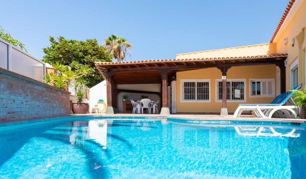 Buitenzwembad in een huis met terras op Tenerife.