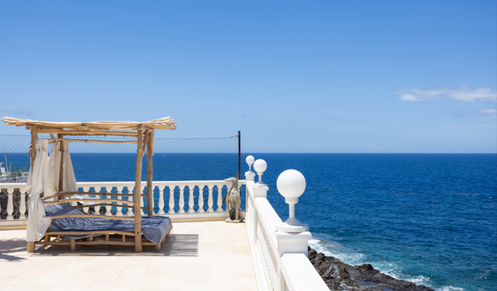 Houten ligstoel met uitzicht op zee op Tenerife en een heldere lucht.