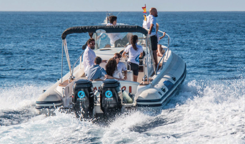Mensen die varen op zee bij Tenerife.