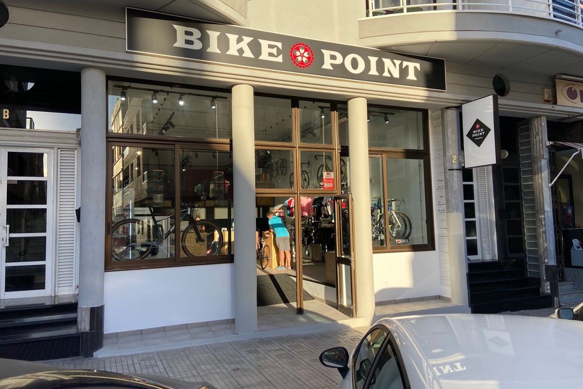 Bike Point winkel op Tenerife met fietsen in de etalage tentoongesteld.