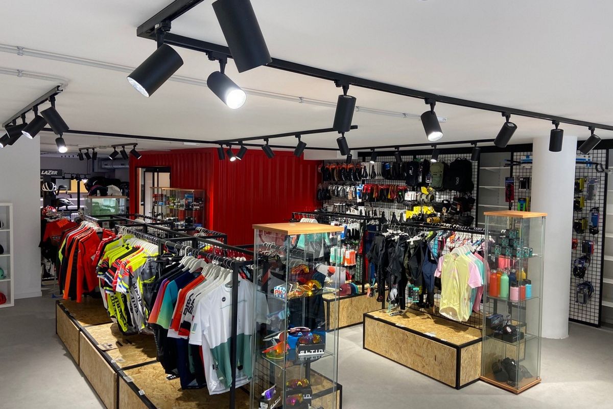 Sportkleding- en accessoirewinkel op Tenerife met spotlightverlichting.