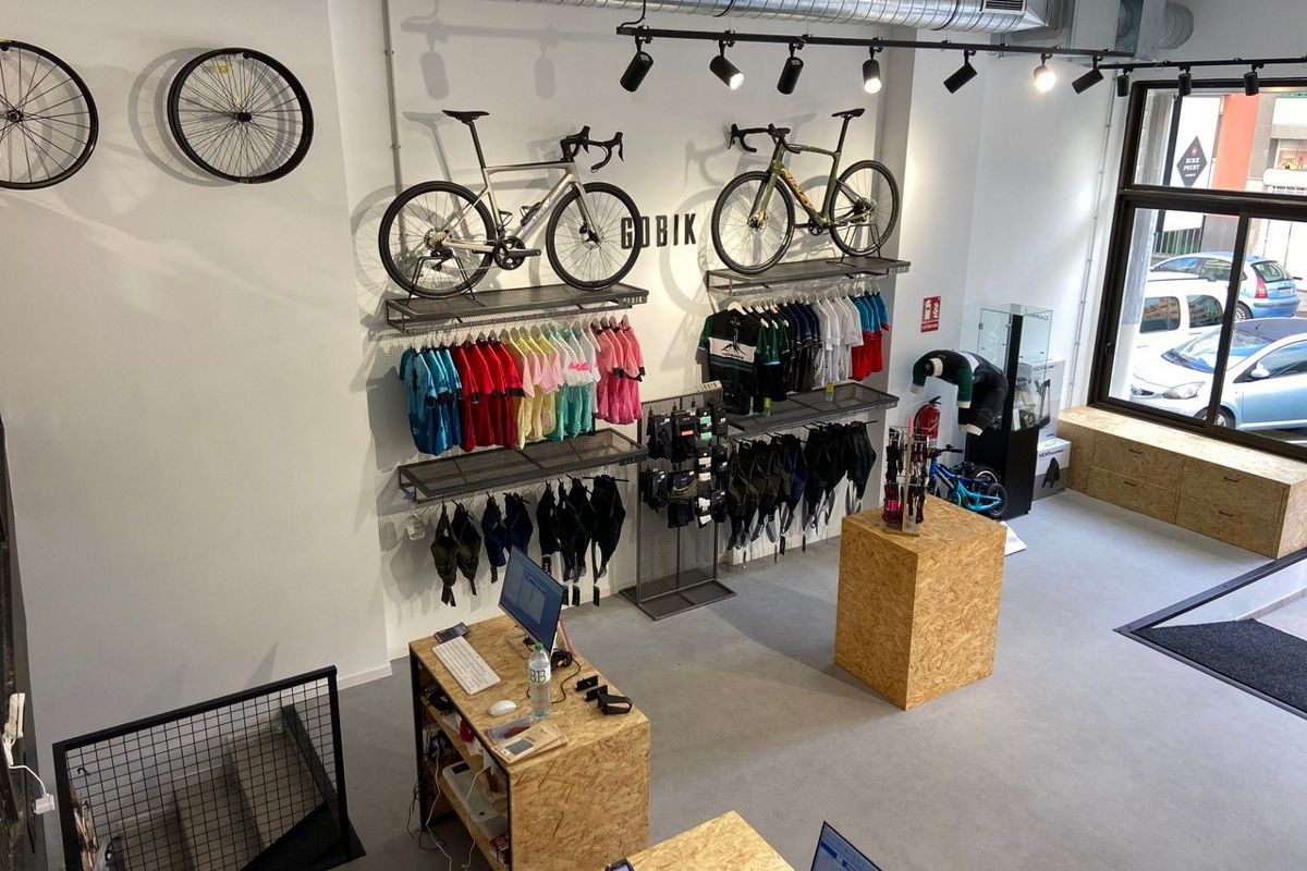 Fietswinkel op Tenerife met fietskleding en fietsen tentoongesteld.