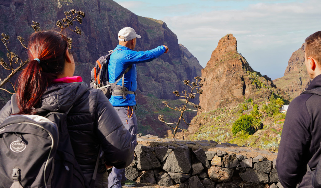 Wandelaars bekijken het bergachtige landschap in Masca, Tenerife.