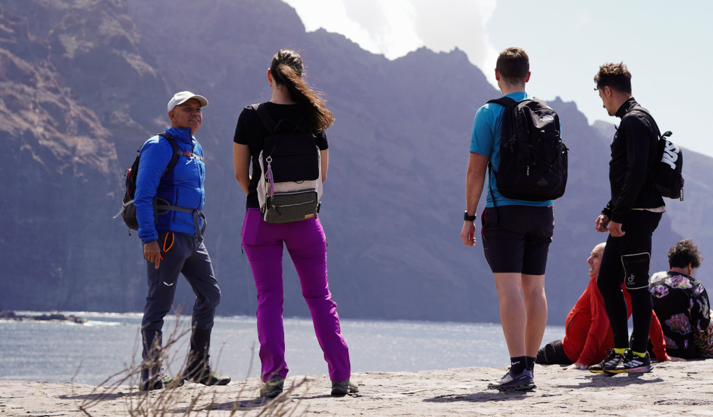 Groep mensen met rugzakken voor kliffen op Tenerife.