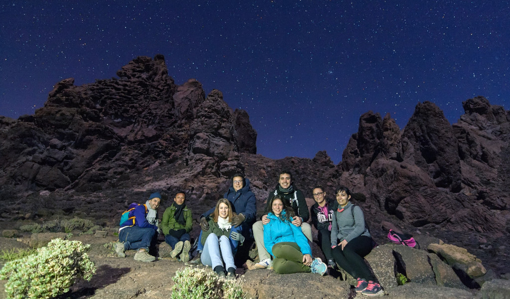 Groep mensen onder sterren in het Nationaal Park Teide, Tenerife.