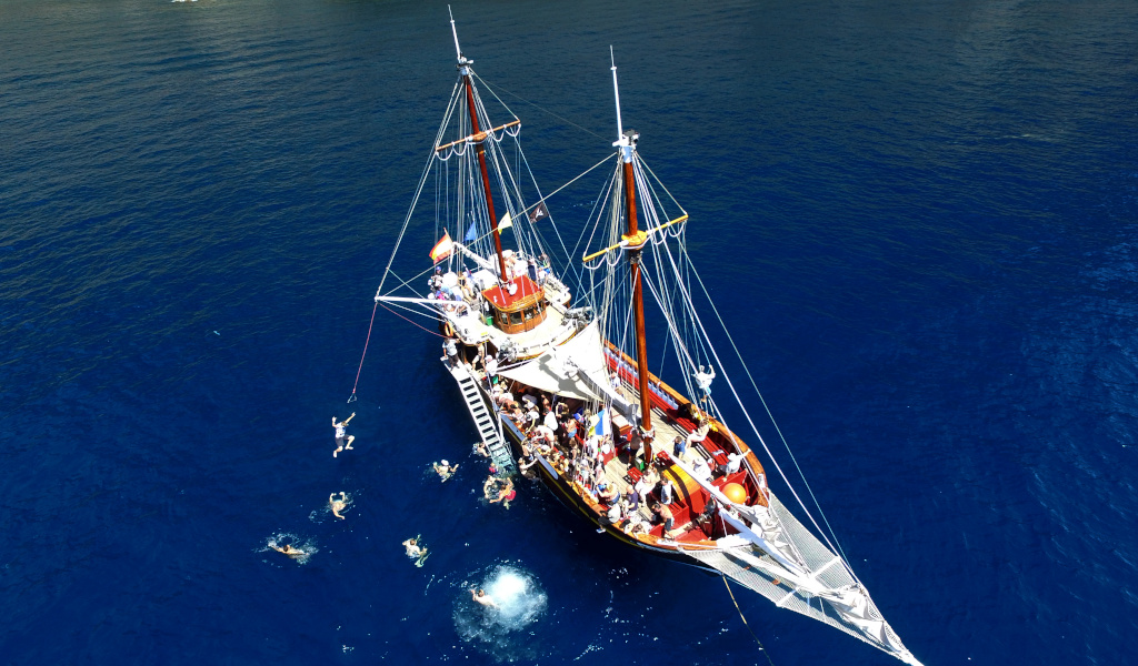 Toeristische boot met mensen die zwemmen bij Tenerife.