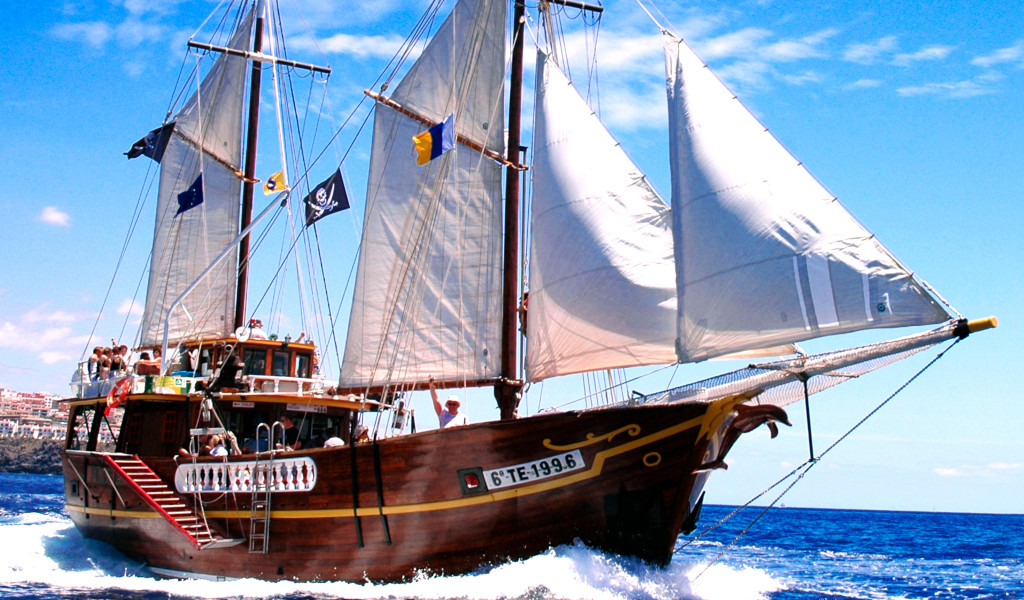 Zeilboot die op een zonnige dag voor de kust van Tenerife vaart.