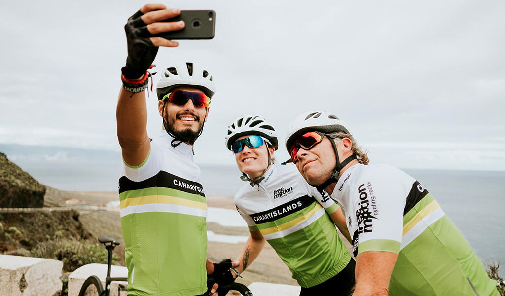 Fietsers die een selfie maken op een bergweg op Tenerife.