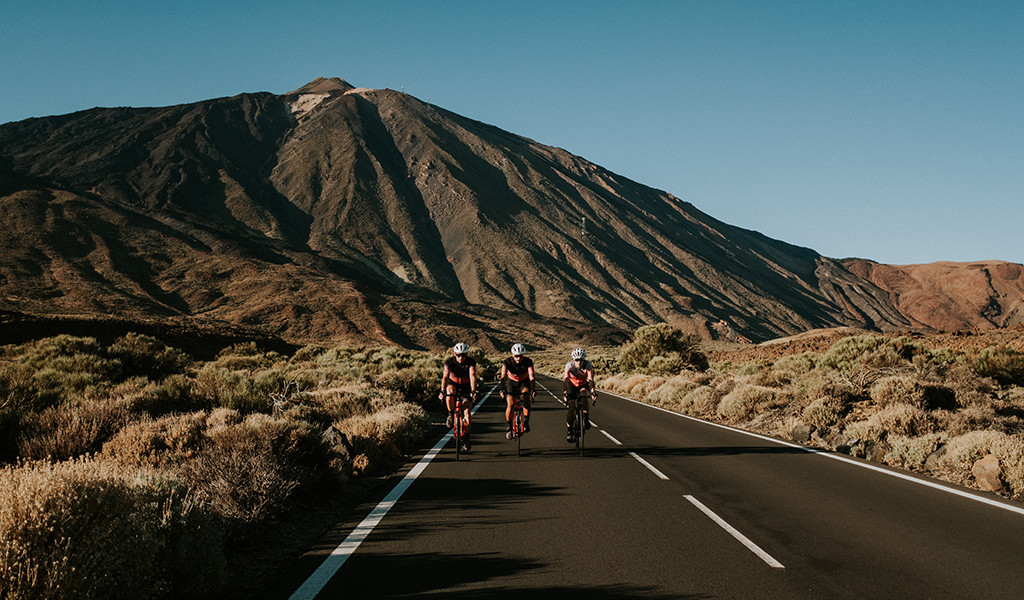 Fietsers op de weg naar de berg Teide, Tenerife, met de berg op de achtergrond.