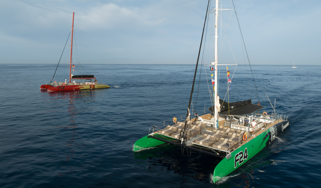 Catamarans F13 en F24 varen op zee nabij Tenerife.