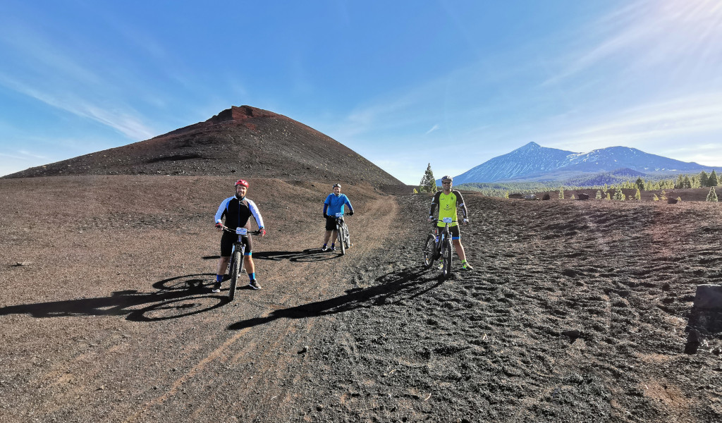 Fietsers in een vulkanisch landschap nabij de berg Teide, Tenerife.