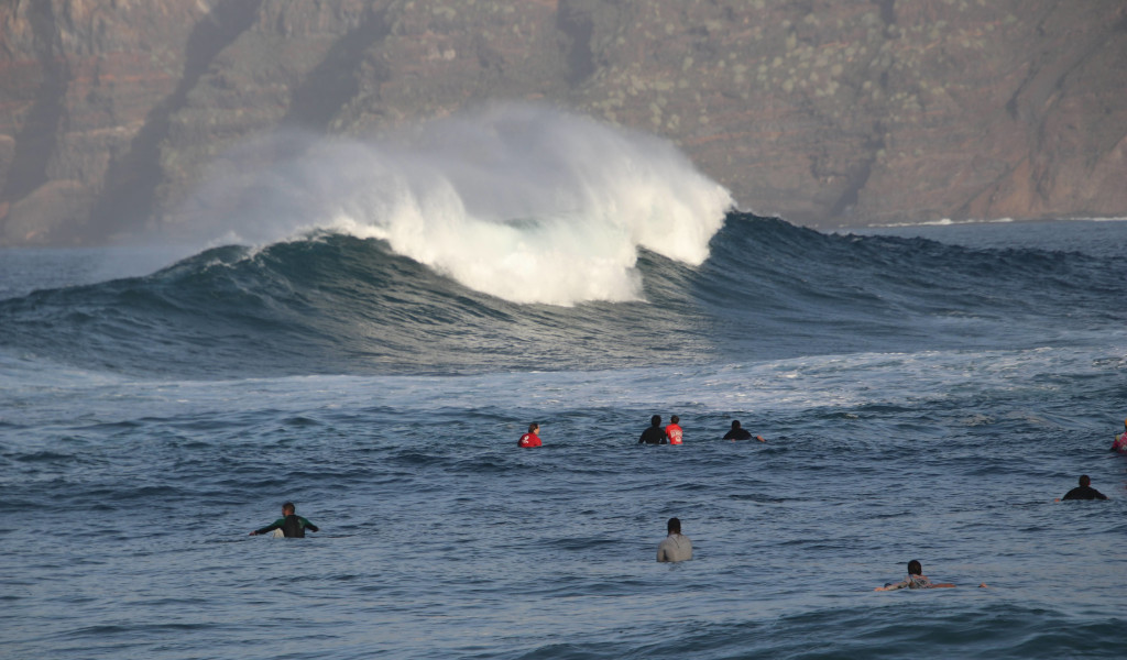 Surfers wachten op een grote golf in Garachico, Tenerife.