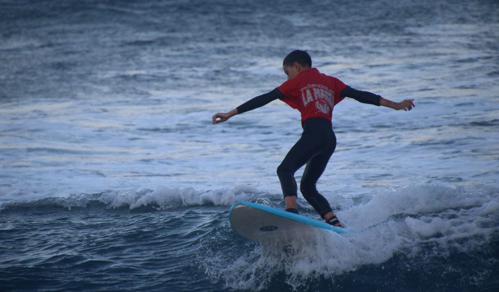Surfer in actie op een golf bij La Marea, Tenerife.