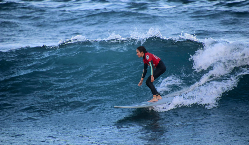 Surfer die op een golf surft op Tenerife.