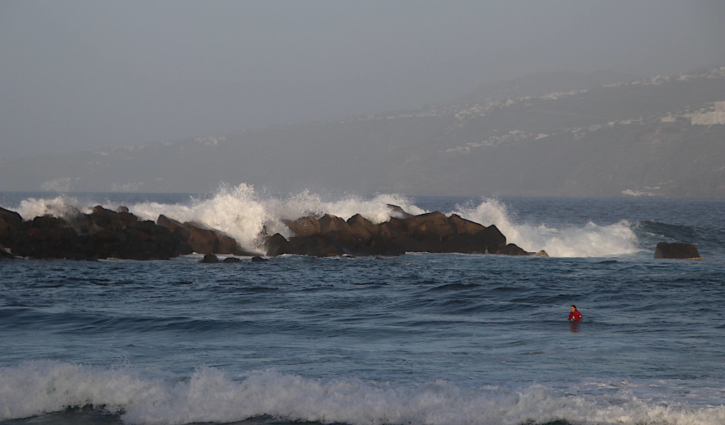 Golven die tegen rotsen in de zee in Puerto de la Cruz, Tenerife slaan.