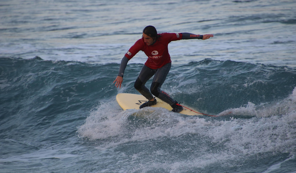 Surfer op een golf voor de kust van Tenerife.