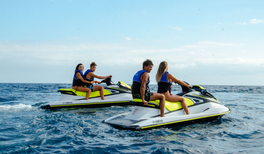 Mensen die jetski's rijden in de zee bij Tenerife.