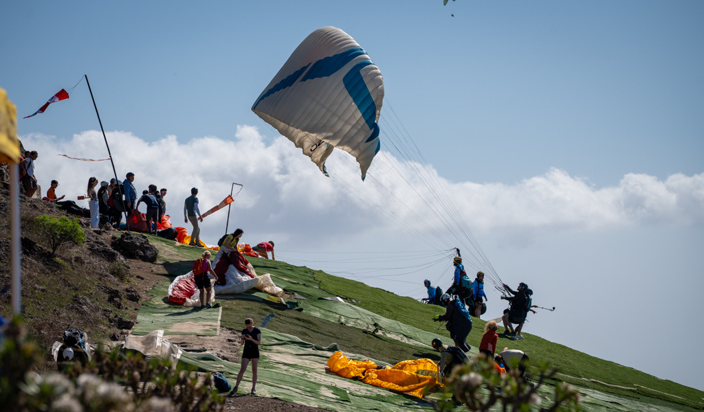 Mensen die zich klaarmaken om te paragliden op Tenerife.