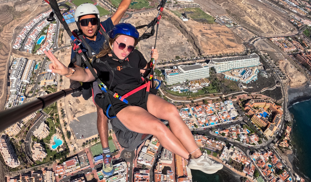 Paragliden boven Costa Adeje op Tenerife.