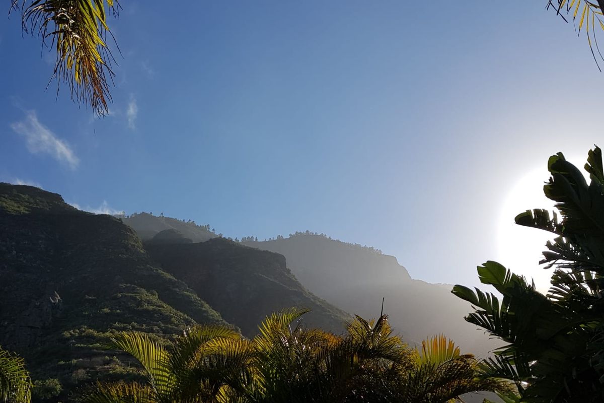 Bergen verlicht door de zon bij zonsopgang op Tenerife.