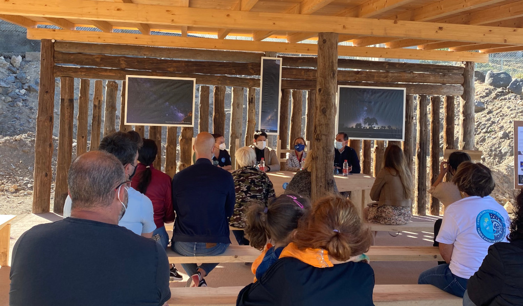 Mensen die een conferentie bijwonen op een buitenlocatie op Tenerife.