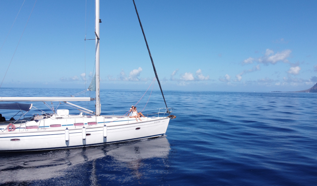 Zeilboot die onder een heldere lucht vaart in de wateren van Tenerife.