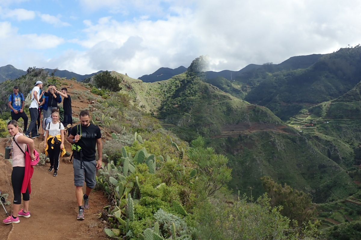 Wandelpad met mensen die wandelen in het Anaga Rural Park, Tenerife. Bergen op de achtergrond.