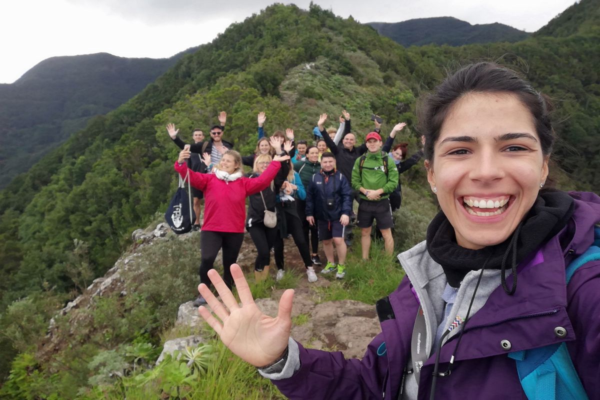 Groep glimlachende mensen op een bergpad op Tenerife.