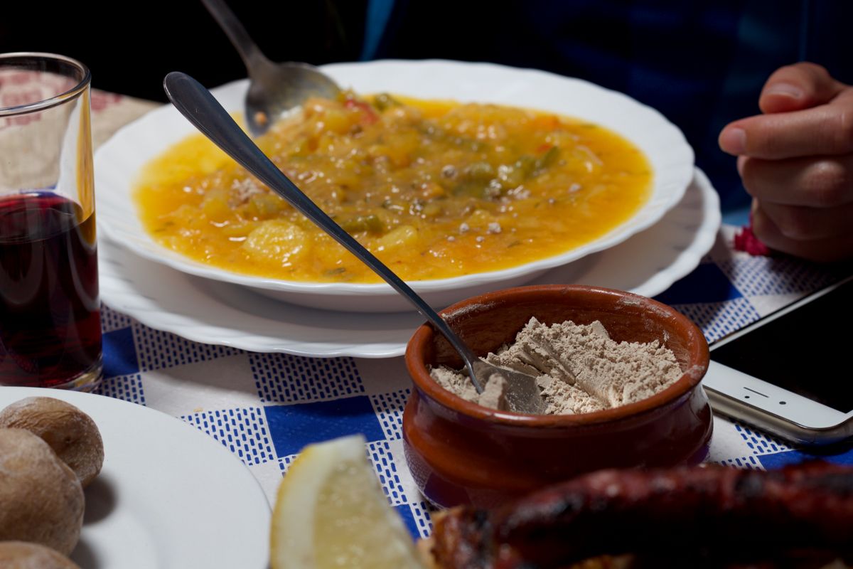Gerecht van Canarische stoofpot met gofio in een restaurant op Tenerife.