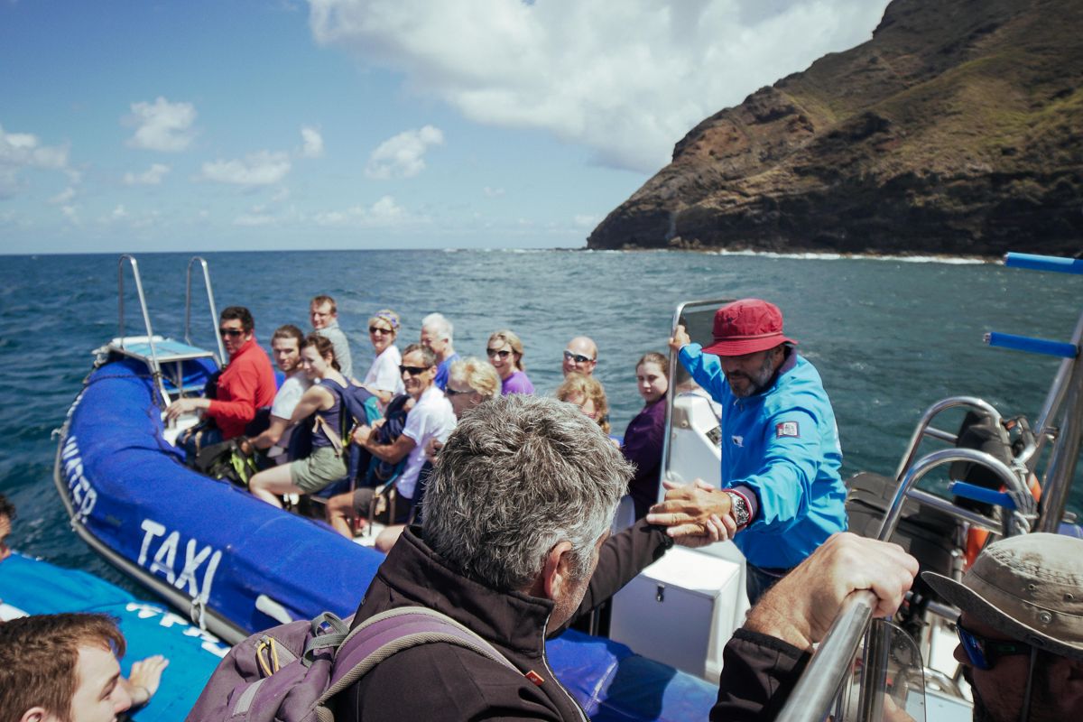 Mensen op een toeristenboot nabij de kust van Tenerife.