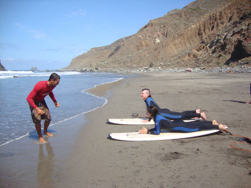 Surfinstructie in Playa de Benijo, Tenerife.