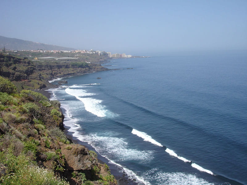 Rotsachtige kust en zee in Puerto de la Cruz, Tenerife.