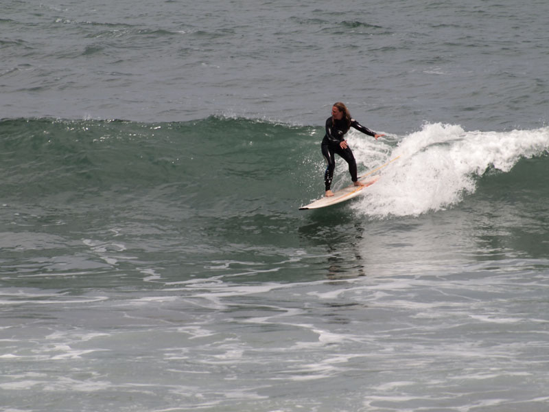 Surfer op een golf op Tenerife.