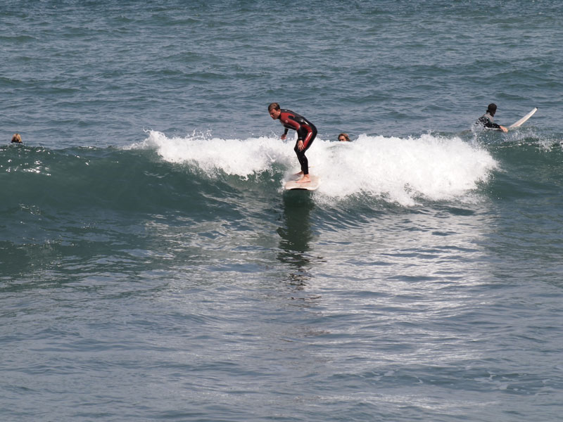 Surfer die op een golf rijdt in de zee van Tenerife.